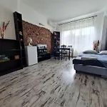 Raya Maisonette, Ideal Center